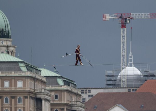 El artista de circo Laszlo Simet, de 63 años, hace equilibrio sobre el río Danubio en el centro de Budapest, Hungría. El artista de circo Laszlo Simet, de 63 años, hace equilibrio sobre el río Danubio en el centro de Budapest, Hungría. - Sputnik Mundo