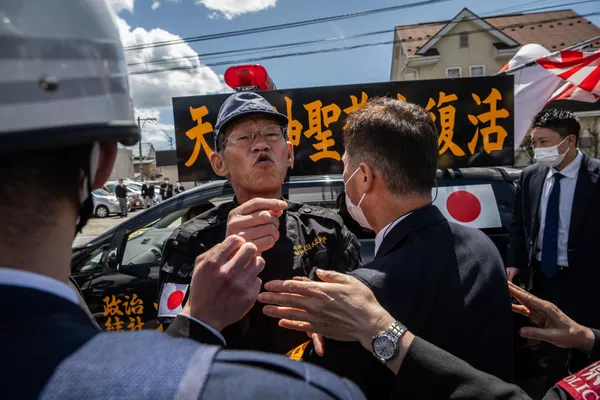 La policía bloquea a activistas de derecha que intentan acercarse a manifestantes contra la reunión de ministros de Asuntos Exteriores del G7 en Karuizawa, prefectura de Nagano, Japón. La policía bloquea a activistas de derecha que intentan acercarse a manifestantes contra la reunión de ministros de Asuntos Exteriores del G7 en Karuizawa, prefectura de Nagano, Japón. - Sputnik Mundo