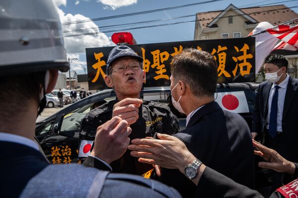 La policía bloquea a activistas de derecha que intentan acercarse a manifestantes contra la reunión de ministros de Asuntos Exteriores del G7 en Karuizawa, prefectura de Nagano, Japón. La policía bloquea a activistas de derecha que intentan acercarse a manifestantes contra la reunión de ministros de Asuntos Exteriores del G7 en Karuizawa, prefectura de Nagano, Japón. - Sputnik Mundo