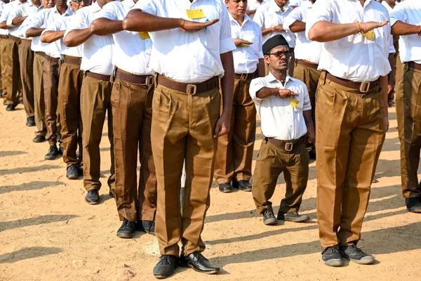Voluntarios de la organización nacionalista hindú Rashtriya Swayamsevak Sangh marchan en las afueras de Chennai, la India. Voluntarios de la organización nacionalista hindú Rashtriya Swayamsevak Sangh marchan en las afueras de Chennai, la India. - Sputnik Mundo