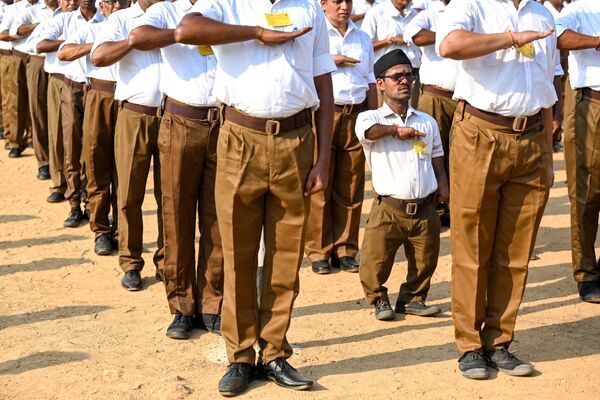 Voluntarios de la organización nacionalista hindú Rashtriya Swayamsevak Sangh marchan en las afueras de Chennai, la India. Voluntarios de la organización nacionalista hindú Rashtriya Swayamsevak Sangh marchan en las afueras de Chennai, la India. - Sputnik Mundo