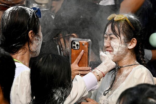 Residentes de Nom Pen, Camboya, durante las celebraciones del Año Nuevo Khmer (Sangkranta). Residentes de Nom Pen, Camboya, durante las celebraciones del Año Nuevo Khmer (Sangkranta). - Sputnik Mundo