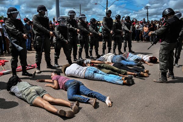 Activistas del Movimiento de los Trabajadores Rurales Sin Tierra y actores del Teatro Nacional de Gante de Bélgica recrean el Eldorado do Carajas en Brasil. Durante los trágicos sucesos del 17 de abril de 1996, conocidos como la masacre de Eldorado do Carajas, 19 miembros del movimiento fueron abatidos por la policía. Activistas del Movimiento de los Trabajadores Rurales Sin Tierra y actores del Teatro Nacional de Gante de Bélgica recrean el Eldorado do Carajas en Brasil. Durante los trágicos sucesos del 17 de abril de 1996, conocidos como la masacre de Eldorado do Carajas, 19 miembros del movimiento fueron abatidos por la policía. - Sputnik Mundo