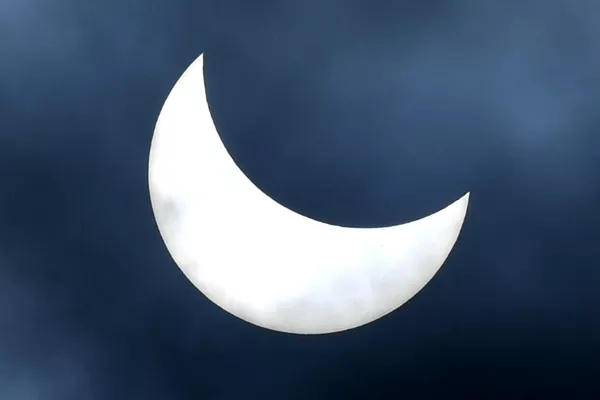 Fase parcial de un eclipse solar híbrido observado en Bali, Indonesia. Fase parcial de un eclipse solar híbrido observado en Bali, Indonesia. - Sputnik Mundo