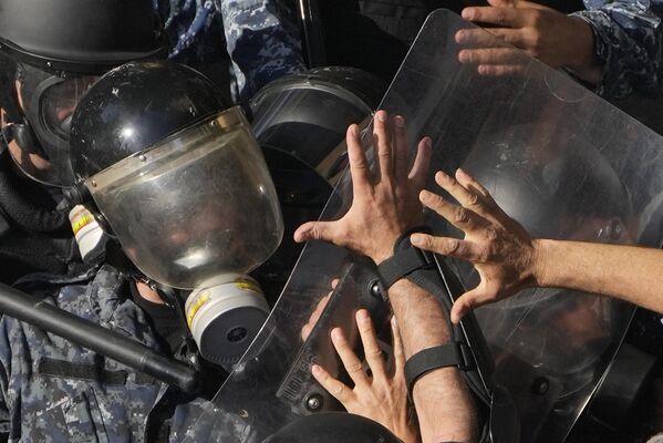 Soldados de las fuerzas especiales de la policía libanesa chocan con veteranos de las fuerzas de seguridad libanesas que intentan abrirse paso hasta edificios gubernamentales para protestar contra los recortes de sus pensiones. Soldados de las fuerzas especiales de la policía libanesa chocan con veteranos de las fuerzas de seguridad libanesas que intentan abrirse paso hasta edificios gubernamentales para protestar contra los recortes de sus pensiones. - Sputnik Mundo