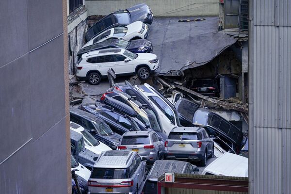 Coches en un aparcamiento colapsado en el Distrito Financiero de Manhattan, Nueva York. Coches en un aparcamiento colapsado en el Distrito Financiero de Manhattan, Nueva York. - Sputnik Mundo