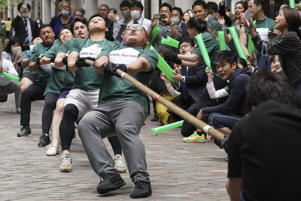 Los oficinistas de Marunouchi, el distrito empresarial de Tokio, participan en una competición de tira y afloja cuyo objetivo es aumentar la interacción entre las empresas y mejorar la salud de sus empleados. Los oficinistas de Marunouchi, el distrito empresarial de Tokio, participan en una competición de tira y afloja cuyo objetivo es aumentar la interacción entre las empresas y mejorar la salud de sus empleados. - Sputnik Mundo