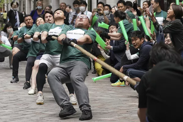 Los oficinistas de Marunouchi, el distrito empresarial de Tokio, participan en una competición de tira y afloja cuyo objetivo es aumentar la interacción entre las empresas y mejorar la salud de sus empleados. Los oficinistas de Marunouchi, el distrito empresarial de Tokio, participan en una competición de tira y afloja cuyo objetivo es aumentar la interacción entre las empresas y mejorar la salud de sus empleados. - Sputnik Mundo