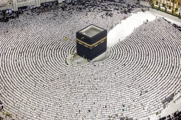 Los fieles musulmanes rezan alrededor de la Kaaba, el santuario principal del islam, situado en el centro de la Gran Mezquita de La Meca, Arabia Saudita. Los fieles musulmanes rezan alrededor de la Kaaba, el santuario principal del islam, situado en el centro de la Gran Mezquita de La Meca, Arabia Saudita. - Sputnik Mundo