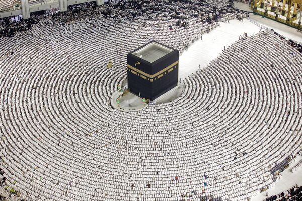 Los fieles musulmanes rezan alrededor de la Kaaba, el santuario principal del islam, situado en el centro de la Gran Mezquita de La Meca, Arabia Saudita. Los fieles musulmanes rezan alrededor de la Kaaba, el santuario principal del islam, situado en el centro de la Gran Mezquita de La Meca, Arabia Saudita. - Sputnik Mundo