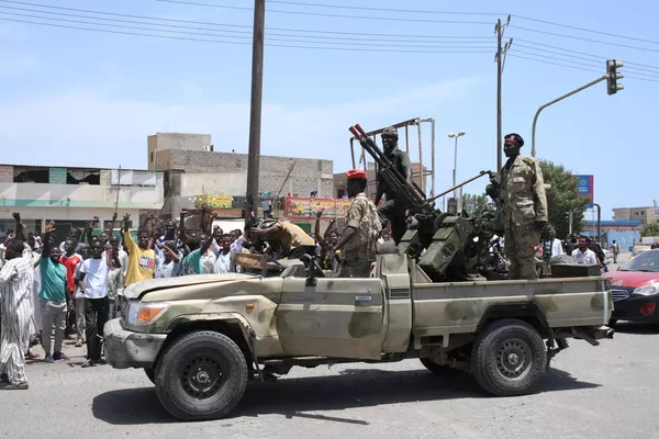 Varios lugareños saludan a los partidarios del jefe de las FFAA sudanesas, el general Abdel Fattah Burhan, en la ciudad de Puerto Sudán, en la costa del mar Rojo. El conflicto político-militar que estalló en Sudán el 15 de abril ha causado ya 270 muertos y más de 2.600 heridos. Varios lugareños saludan a los partidarios del jefe de las FFAA sudanesas, el general Abdel Fattah Burhan, en la ciudad de Puerto Sudán, en la costa del mar Rojo. El conflicto político-militar que estalló en Sudán el 15 de abril ha causado ya 270 muertos y más de 2.600 heridos. - Sputnik Mundo