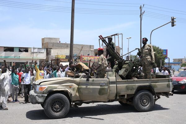 Varios lugareños saludan a los partidarios del jefe de las FFAA sudanesas, el general Abdel Fattah Burhan, en la ciudad de Puerto Sudán, en la costa del mar Rojo. El conflicto político-militar que estalló en Sudán el 15 de abril ha causado ya 270 muertos y más de 2.600 heridos. Varios lugareños saludan a los partidarios del jefe de las FFAA sudanesas, el general Abdel Fattah Burhan, en la ciudad de Puerto Sudán, en la costa del mar Rojo. El conflicto político-militar que estalló en Sudán el 15 de abril ha causado ya 270 muertos y más de 2.600 heridos. - Sputnik Mundo