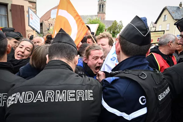 Gendarmes franceses agolpan a manifestantes durante la visita del presidente francés, Emmanuel Macron, a la empresa de Mathis, en Muttersholtz, en el este del país. Gendarmes franceses agolpan a manifestantes durante la visita del presidente francés, Emmanuel Macron, a la empresa de Mathis, en Muttersholtz, en el este del país. - Sputnik Mundo