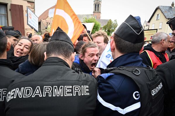 Gendarmes franceses agolpan a manifestantes durante la visita del presidente francés, Emmanuel Macron, a la empresa de Mathis, en Muttersholtz, en el este del país. Gendarmes franceses agolpan a manifestantes durante la visita del presidente francés, Emmanuel Macron, a la empresa de Mathis, en Muttersholtz, en el este del país. - Sputnik Mundo