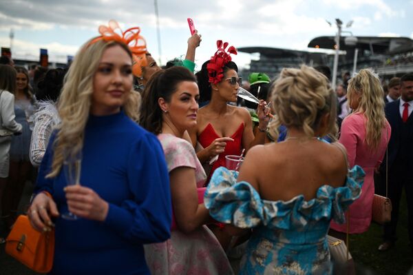 Unas asistentes al último día de carreras del Grand National Festival en el hipódromo de Aintree, en Liverpool, el Reino Unido. Unas asistentes al último día de carreras del Grand National Festival en el hipódromo de Aintree, en Liverpool, el Reino Unido. - Sputnik Mundo