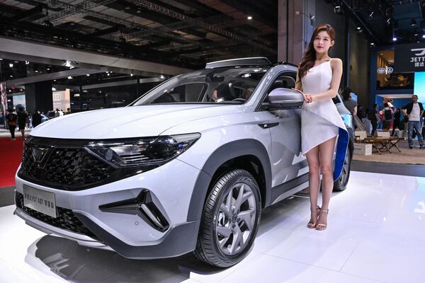 La edición del 20 aniversario del Salón del Automóvil de Shanghái cuenta con 1.500 vehículos, de los cuales un centenar se muestran por primera vez. Los expositores proceden de 20 países, incluida Corea del Norte.En la foto: el nuevo crossover ABT Jetta VS7. - Sputnik Mundo