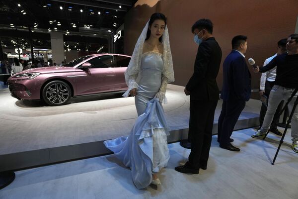 En 20 años, la industria automotriz china ha logrado ocupar una posición de liderazgo en el mundo, con más de un centenar de marcas propias en el país en la actualidad.En la foto: una modelo en el puesto del fabricante chino de automóviles BYD. - Sputnik Mundo