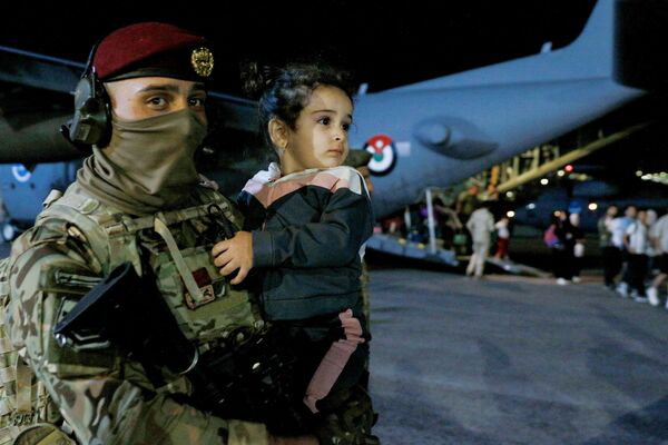 Se informa que todavía hay "miles de ciudadanos estadounidenses" en el país africano, pero es demasiado peligroso evacuarlos.En la foto: un soldado jordano en el aeropuerto de Ammán sostiene a un bebé que llegó con los extranjeros evacuados de Sudán. Se informa que todavía hay "miles de ciudadanos estadounidenses" en el país africano, pero es demasiado peligroso evacuarlos.En la foto: un soldado jordano en el aeropuerto de Ammán sostiene a un bebé que llegó con los extranjeros evacuados de Sudán. - Sputnik Mundo