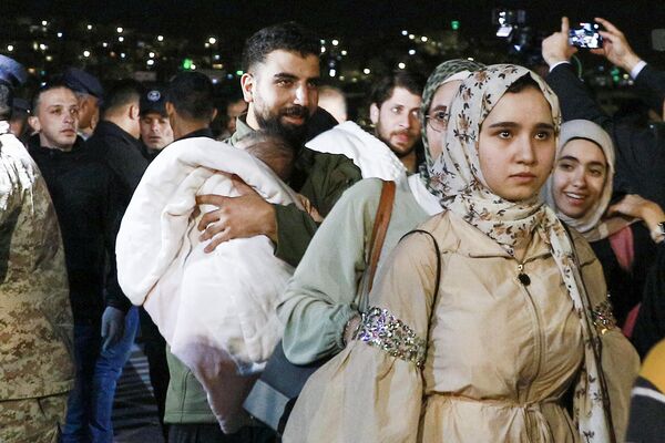 El 23 de abril, Francia organizó el primer vuelo de salida del país. Un centenar de personas —franceses, británicos, alemanes, suizos, japoneses, así como ciudadanos marroquíes y etíopes— fueron trasladados a Yibuti.En la foto: extranjeros evacuados de Sudán en el aeropuerto militar de Ammán, Jordania. El 23 de abril, Francia organizó el primer vuelo de salida del país. Un centenar de personas —franceses, británicos, alemanes, suizos, japoneses, así como ciudadanos marroquíes y etíopes— fueron trasladados a Yibuti.En la foto: extranjeros evacuados de Sudán en el aeropuerto militar de Ammán, Jordania. - Sputnik Mundo