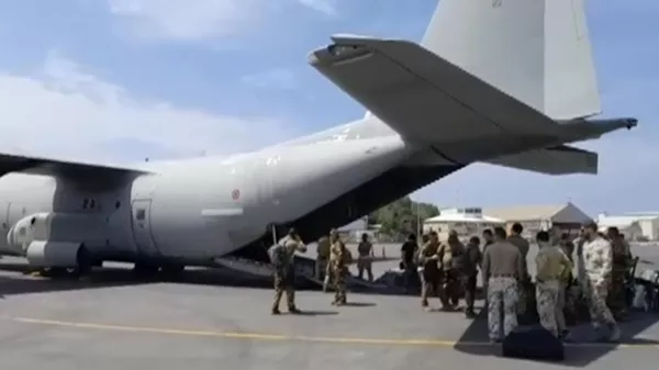 Итальянские военнослужащие готовятся к эвакуации людей из аэропорта в Хартуме, Судан. Скриншот видео Итальянские военнослужащие готовятся к эвакуации людей из аэропорта в Хартуме, Судан. Скриншот видео