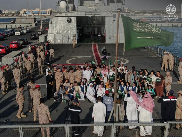 Buque de guerra saudita con extranjeros desplazados de Sudán. Buque de guerra saudita con extranjeros desplazados de Sudán. - Sputnik Mundo