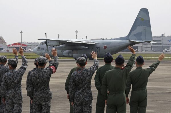 Las autoridades japonesas, alemanas, italianas y holandesas confirmaron la evacuación de sus nacionales.En la foto: un avión de transporte militar japonés se prepara para partir hacia Yibuti para recoger a los ciudadanos japoneses evacuados de la base militar de Komaki, en la prefectura de Aichi. Las autoridades japonesas, alemanas, italianas y holandesas confirmaron la evacuación de sus nacionales.En la foto: un avión de transporte militar japonés se prepara para partir hacia Yibuti para recoger a los ciudadanos japoneses evacuados de la base militar de Komaki, en la prefectura de Aichi. - Sputnik Mundo