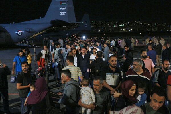 Estados Unidos evacuó su Embajada en una hora, utilizando helicópteros y fuerzas especiales para proporcionar la protección.En la foto: extranjeros evacuados de Sudán en el aeropuerto militar de Ammán, Jordania. Estados Unidos evacuó su Embajada en una hora, utilizando helicópteros y fuerzas especiales para proporcionar la protección.En la foto: extranjeros evacuados de Sudán en el aeropuerto militar de Ammán, Jordania. - Sputnik Mundo