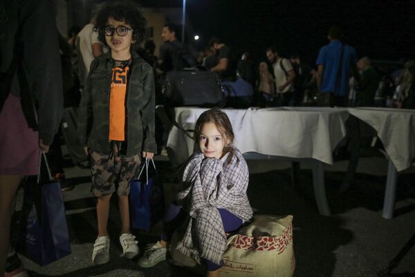 La mayoría de los ciudadanos rusos fueron desplazados de los puntos calientes a la Embajada de Rusia en Sudán. Bielorrusia está dispuesta a empezar a evacuar a sus ciudadanos en cuanto reciba garantías de seguridad.En la foto: hijos de ciudadanos extranjeros en el aeropuerto de Ammán, Jordania. La mayoría de los ciudadanos rusos fueron desplazados de los puntos calientes a la Embajada de Rusia en Sudán. Bielorrusia está dispuesta a empezar a evacuar a sus ciudadanos en cuanto reciba garantías de seguridad.En la foto: hijos de ciudadanos extranjeros en el aeropuerto de Ammán, Jordania. - Sputnik Mundo