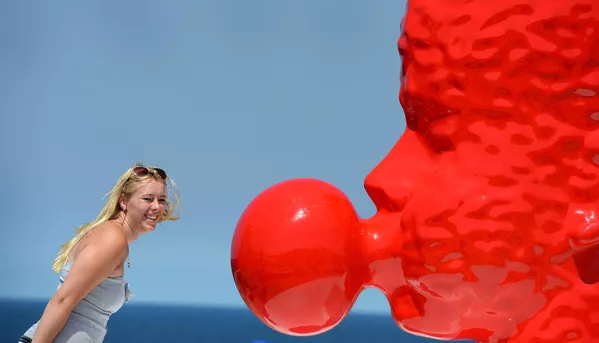 Hoy los escultores para sus obras utilizan casi cualquier material disponible. En la foto: cabeza de dos metros de una persona que sopla un chicle, con la autoría de Qian Sihua y ubicada en la exposición "Escultura junto al mar" de Sídney, Australia. Hoy los escultores para sus obras utilizan casi cualquier material disponible. En la foto: cabeza de dos metros de una persona que sopla un chicle, con la autoría de Qian Sihua y ubicada en la exposición "Escultura junto al mar" de Sídney, Australia. - Sputnik Mundo