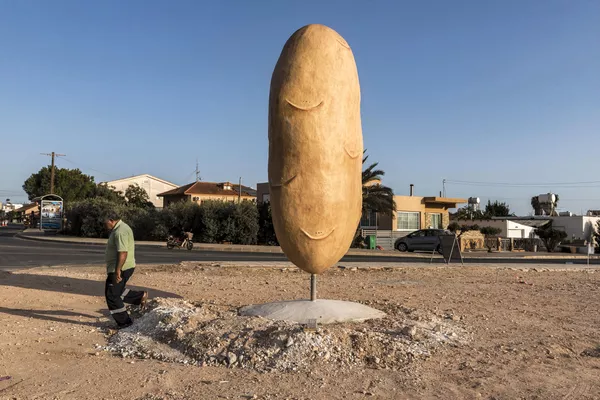 Imagen gigantesca de una patata en el pueblo de Xylofagou, en el sureste de Chipre: una región famosa por la producción de este tubérculo. Imagen gigantesca de una patata en el pueblo de Xylofagou, en el sureste de Chipre: una región famosa por la producción de este tubérculo. - Sputnik Mundo