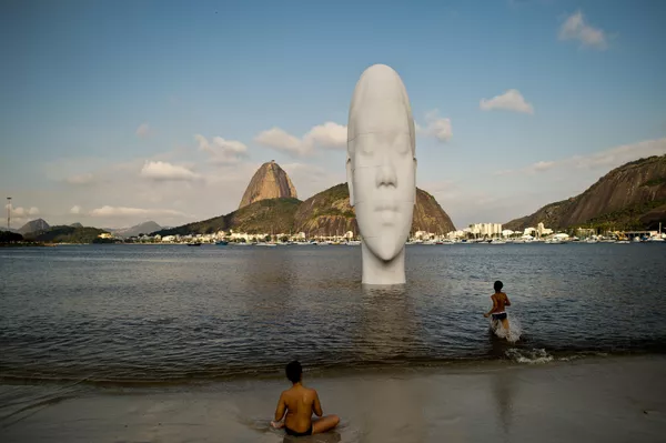 Escultura del artista español Jaume Plensa en la playa de Botafogo, Río de Janeiro, Brasil. Escultura del artista español Jaume Plensa en la playa de Botafogo, Río de Janeiro, Brasil. - Sputnik Mundo