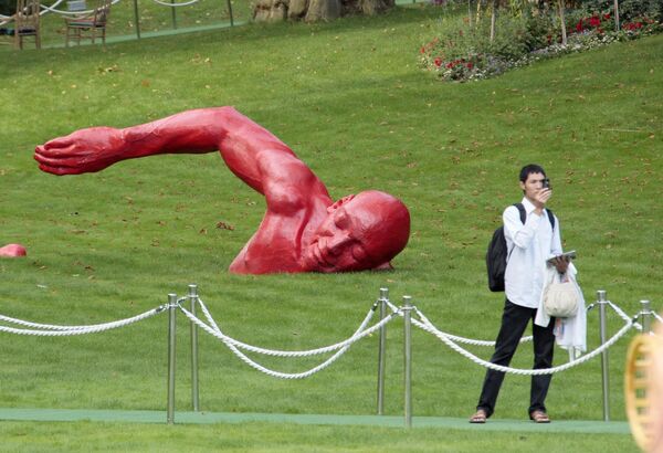 Al año siguiente, México, Bolivia, Dinamarca, Polonia, Nigeria, Francia, Burkina Faso, y Croacia se unieron a la celebración, y el número de eventos ascendió hasta 200. En la imagen: un visitante posa en una de las exhibiciones de una exposición de escultura contemporánea en los Campos Elíseos de París, Francia. - Sputnik Mundo