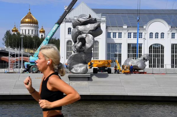 La escultura nació en la sociedad primitiva. Las obras más antiguas que conocemos tienen edades de decenas de miles de años. En la foto: el monumento "Gran arcilla №4" realizado por el artista suizo Urs Fischer, que representa a la bola de arcilla. La composición de 12 metros está fundida en aluminio y se encuentra en el centro de Moscú, Rusia. La escultura nació en la sociedad primitiva. Las obras más antiguas que conocemos tienen edades de decenas de miles de años. En la foto: el monumento "Gran arcilla №4" realizado por el artista suizo Urs Fischer, que representa a la bola de arcilla. La composición de 12 metros está fundida en aluminio y se encuentra en el centro de Moscú, Rusia. - Sputnik Mundo