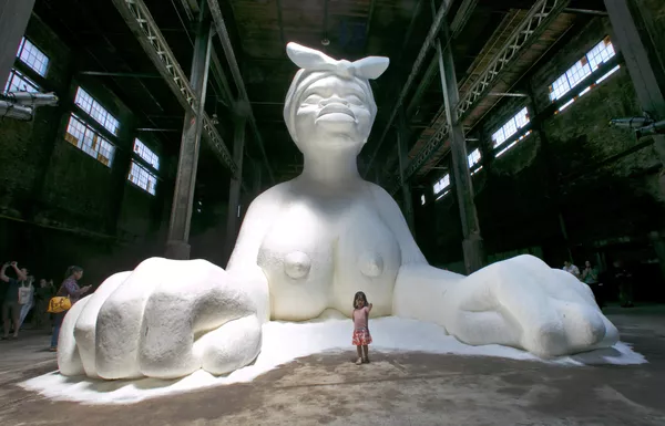 En el mundo antiguo la escultura tenía un significado predominantemente ritual y se asociaba con cultos religiosos o funerarios. En la foto: estatua llamada "Sutileza o Maravilloso bebé de azúcar" en el espacio de una antigua fábrica de azúcar de Brooklyn, Nueva York. En el mundo antiguo la escultura tenía un significado predominantemente ritual y se asociaba con cultos religiosos o funerarios. En la foto: estatua llamada "Sutileza o Maravilloso bebé de azúcar" en el espacio de una antigua fábrica de azúcar de Brooklyn, Nueva York. - Sputnik Mundo