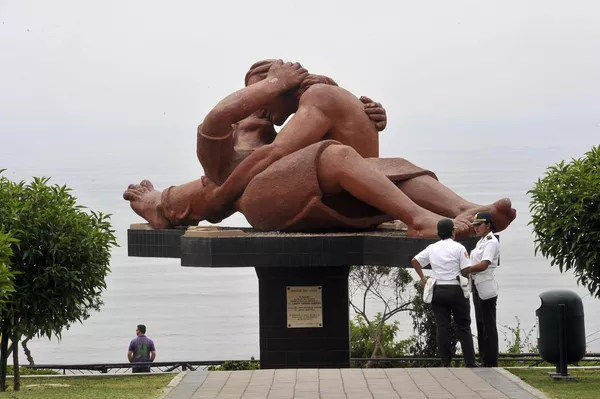En la antigüedad, las formas representadas en las imágenes escultóricas principalmente eran deidades, personas y animales. En la foto: estatua "Beso" ubicada al borde de un acantilado sobre el océano Atlántico en Lima, Perú, y realizada por el escultor local Víctor Delfín. En la antigüedad, las formas representadas en las imágenes escultóricas principalmente eran deidades, personas y animales. En la foto: estatua "Beso" ubicada al borde de un acantilado sobre el océano Atlántico en Lima, Perú, y realizada por el escultor local Víctor Delfín. - Sputnik Mundo
