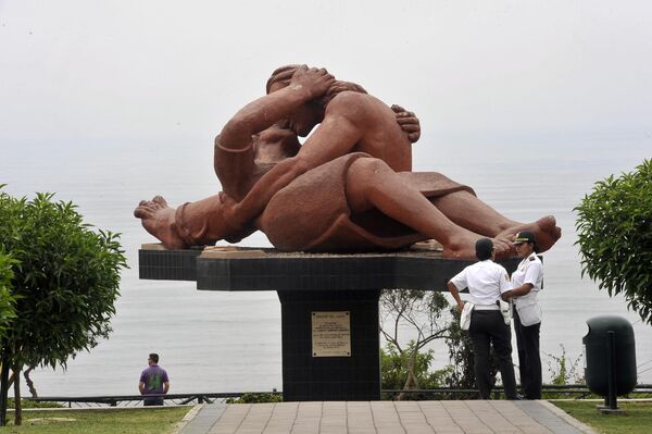 En la antigüedad, las formas representadas en las imágenes escultóricas principalmente eran deidades, personas y animales. En la foto: estatua &quot;Beso&quot; ubicada al borde de un acantilado sobre el océano Atlántico en Lima, Perú, y realizada por el escultor local Víctor Delfín. - Sputnik Mundo
