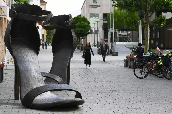 Imagen escultórica de zapatos de mujer en Vaduz, Liechtenstein. Imagen escultórica de zapatos de mujer en Vaduz, Liechtenstein. - Sputnik Mundo