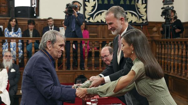 El poeta venezolano Rafael Cadenas recibe premio Cervantes 2022 - Sputnik Mundo