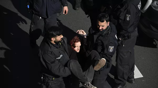 La Policía alemana detiene activistas que protestan contra el cambio climático - Sputnik Mundo