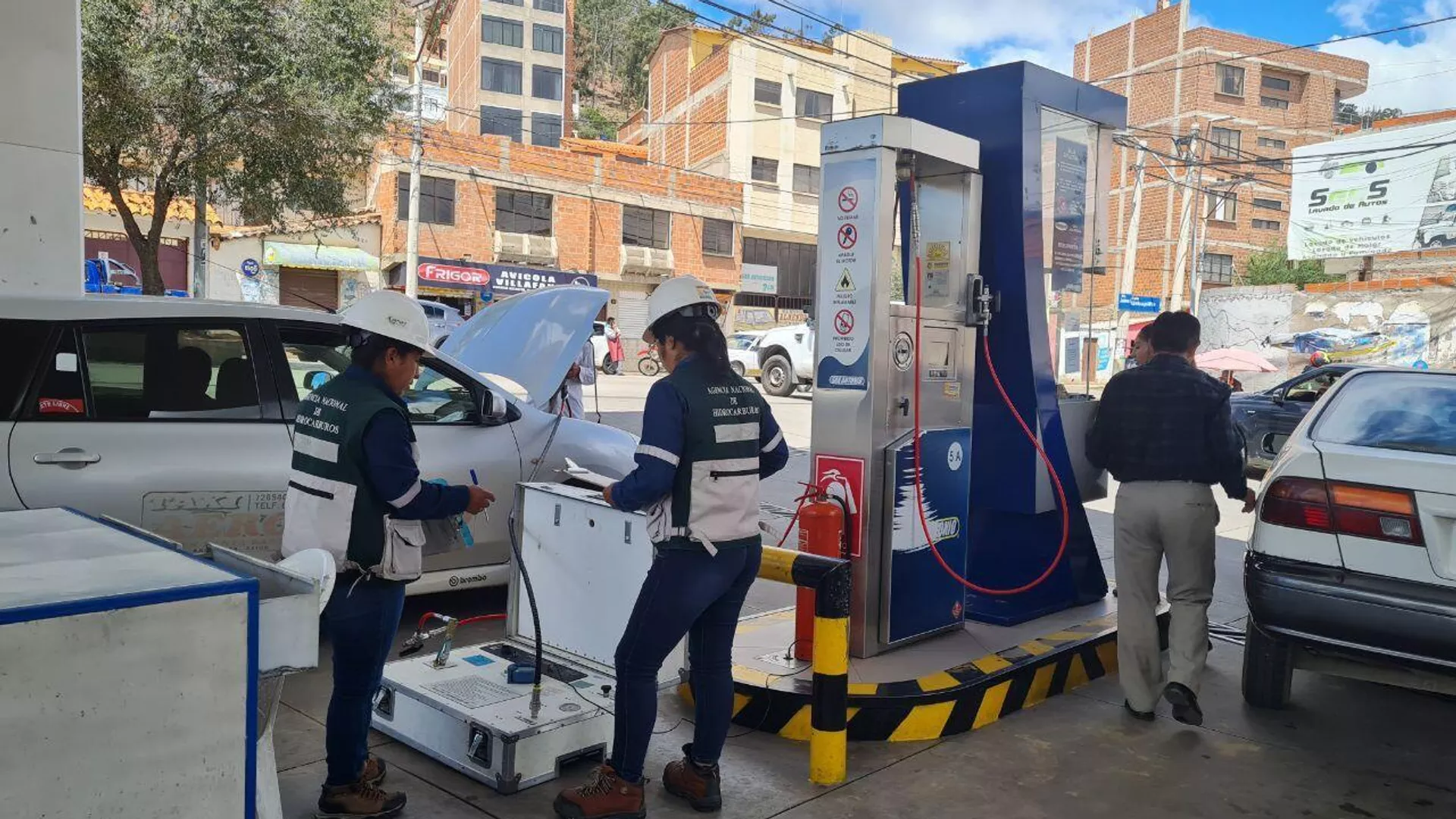 Funcionarios de la Agencia Nacional de Hidrocarburos de Bolivia realizando controles en surtidores