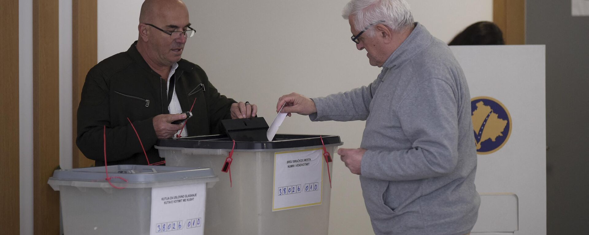 Un hombre deposita su voto en un colegio electoral en el norte de Mitrovica, predominantemente poblado por la minoría étnica serbia en medio de las elecciones municipales en el norte de Kosovo, el 23 de abril de 2023 - Sputnik Mundo, 1920, 25.04.2023