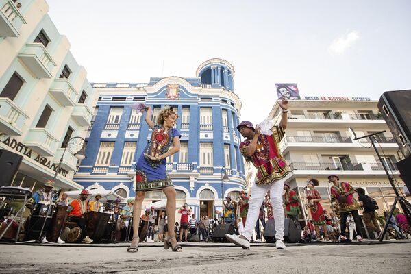 La rumba nació en La Habana en el siglo XIX y durante su desarrollo adoptó muchas de las características del jazz. Se diferencia por su carácter erótico y el dramatismo de la música que crean un efecto único. Curiosamente, la rumba era originalmente un baile nupcial, y sus movimientos denotan las obligaciones maritales de la pareja unida en matrimonio. - Sputnik Mundo