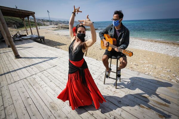 El baile español flamenco es el epítome de la pasión, el fuego y el drama, el sello distintivo de Andalucía, la provincia más meridional de España. El estilo de música y baile flamenco, uno de los más reconocibles del mundo en la actualidad, tiene su origen en las ciudades portuarias situadas en la encrucijada de las culturas española, musulmana y gitana. Nació a finales del siglo XVIII, cuando el dramaturgo español Juan Ignacio González del Castillo utilizó por primera vez la palabra flamenco. - Sputnik Mundo