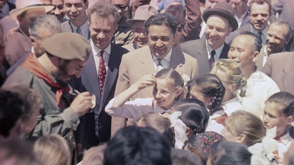 Fidel Castro, líder de la revolución cubana, durante un encuentro con pioneros en el marco de una visita a la URSS - Sputnik Mundo