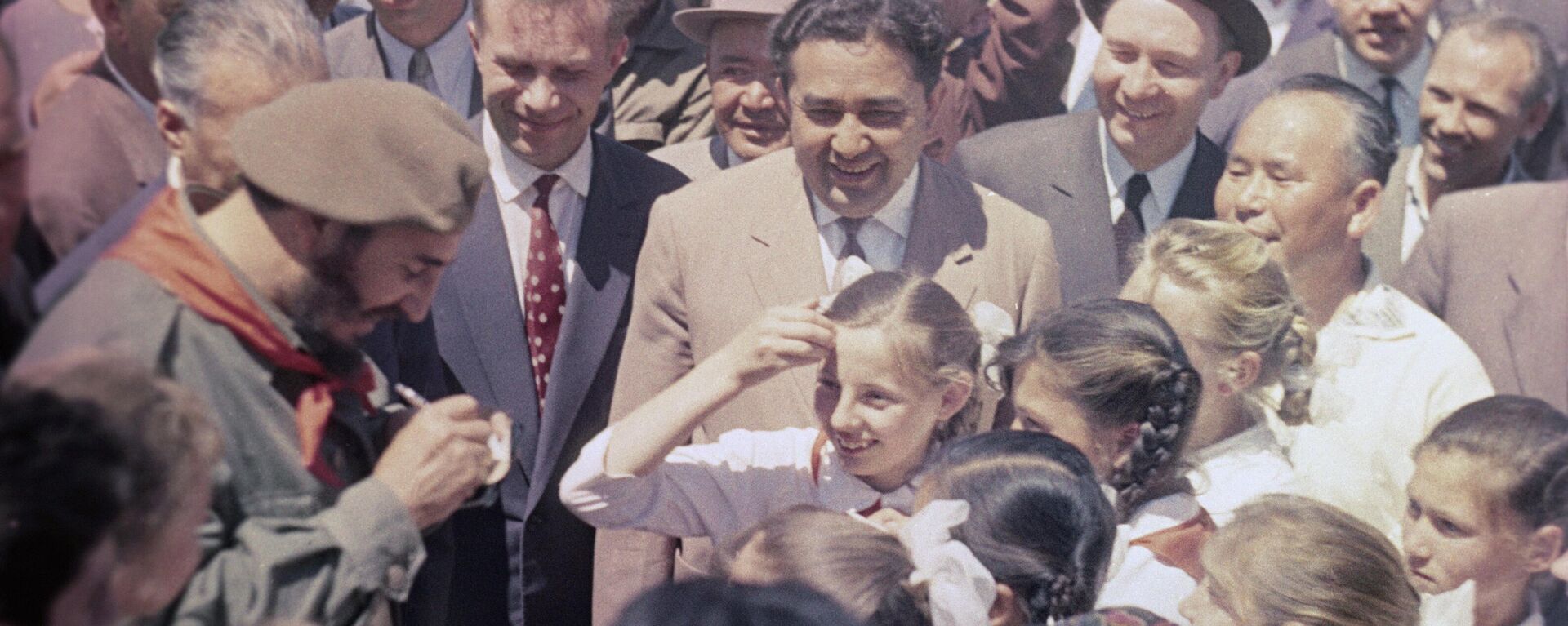 Fidel Castro, líder de la revolución cubana, durante un encuentro con pioneros en el marco de una visita a la URSS - Sputnik Mundo, 1920, 28.04.2023