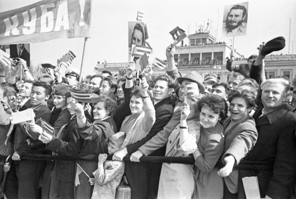 El invitado cubano fue recibido con calidez y alegría en todos los rincones del país. En la foto: los leningradenses saludan a Fidel Castro en el aeropuerto de Shosséynaya (actual Púlkovo). - Sputnik Mundo