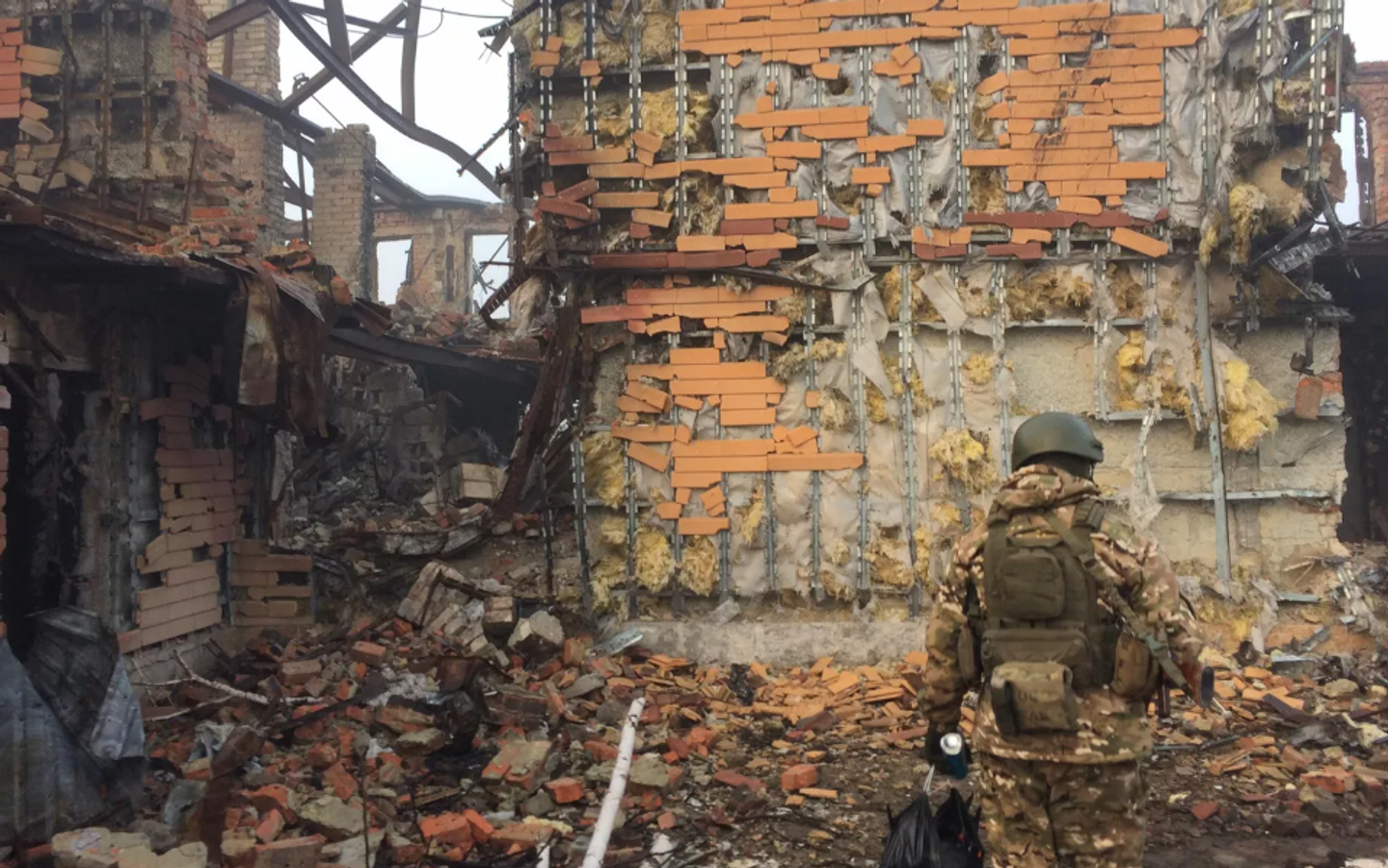 Soldado frente el edificios destruidos - Sputnik Mundo