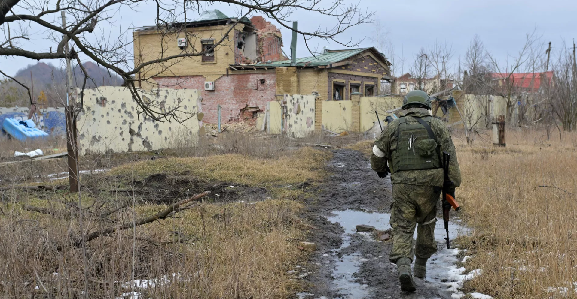 Un soldado muestra los alrededores de Márinka - Sputnik Mundo