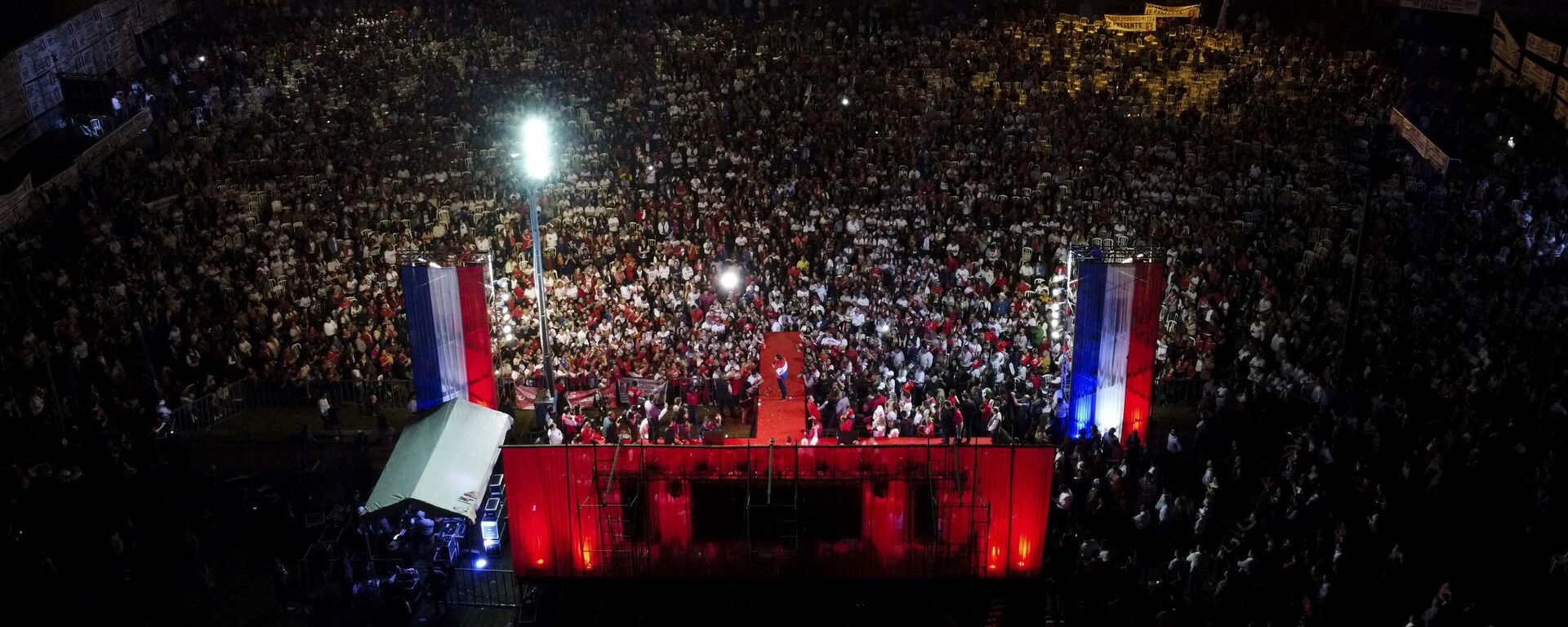 Vista aérea del mitin de cierre de campaña del candidato presidencial paraguayo por el Partido Colorado, Santiago Peсa, en Asunción, tomada el 27 de abril de 2023.  - Sputnik Mundo, 1920, 28.04.2023