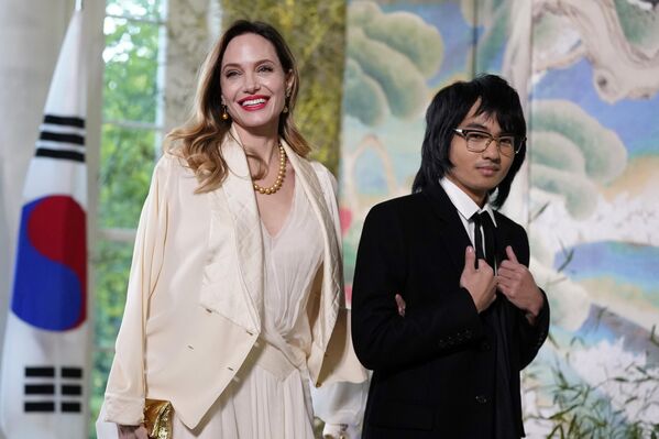 La actriz estadounidense Angelina Jolie y su hijo adoptivo Maddox Jolie-Pitt llegan a la cena de Estado de la Casa Blanca en honor del presidente surcoreano Yoon Suk Yeol, Washington DC, EEUU. - Sputnik Mundo